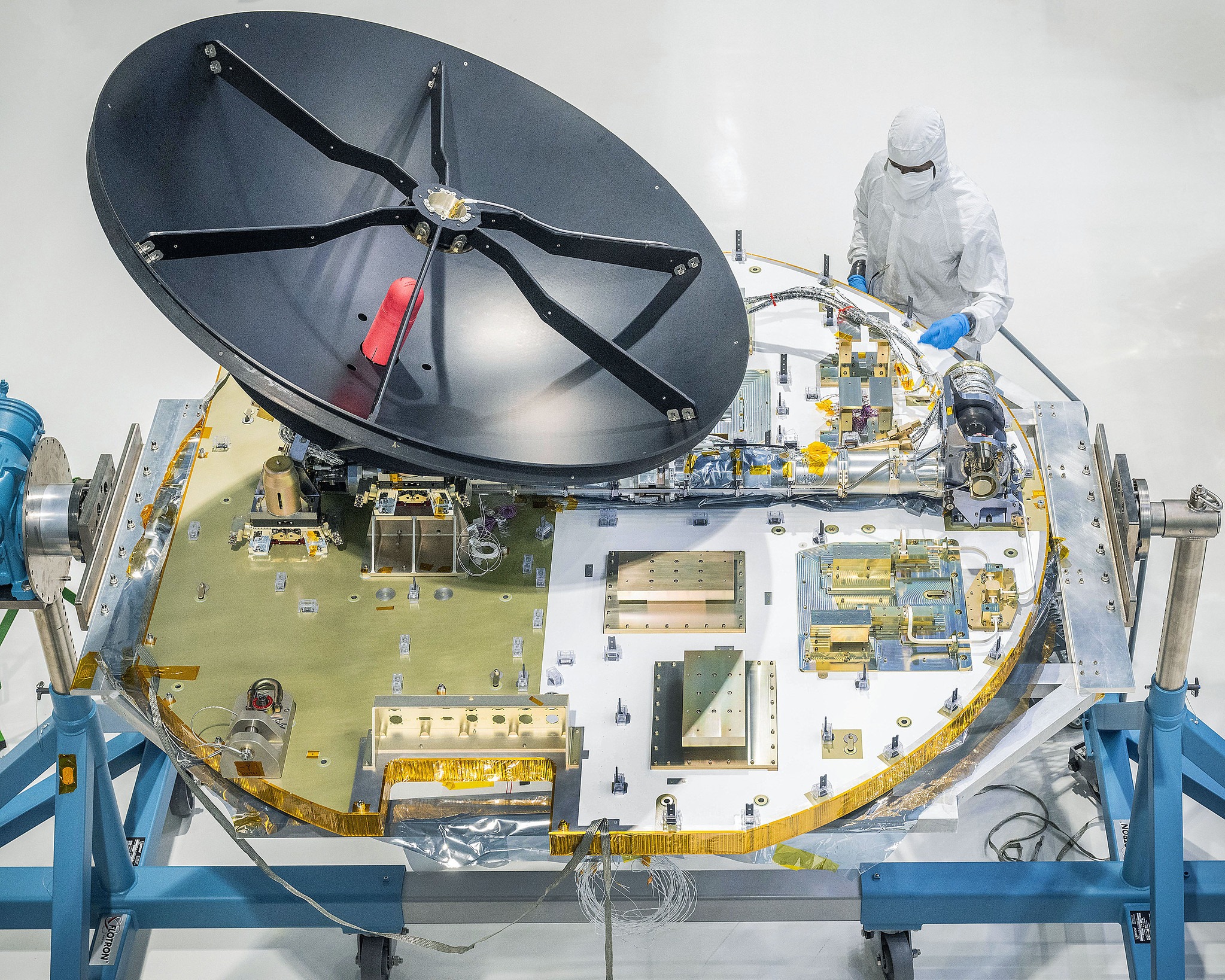 Antena de alta ganancia del telescopio espacial Roman durante su integración